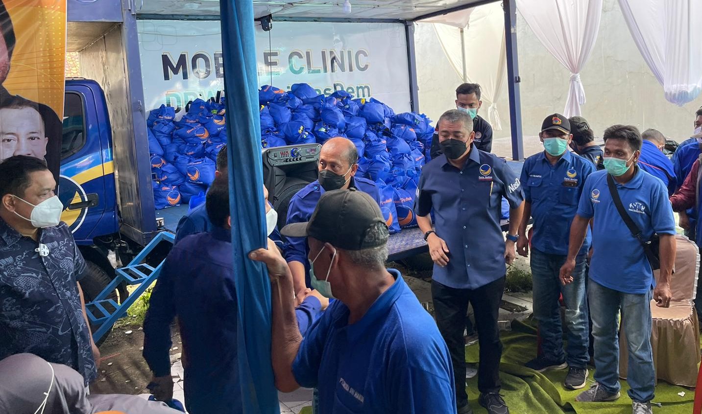 NasDem Bagikan Sembako untuk Korban Banjir Cikampek
